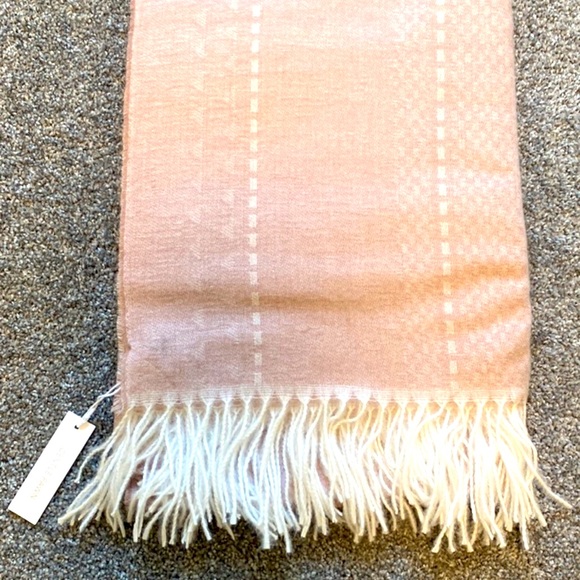 Gental Fawn light knitted poncho. - Picture 2 of 2